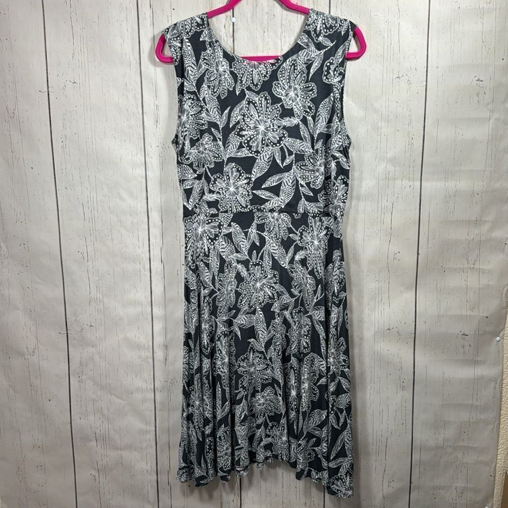 Loft Gray White Floral Fit Flare Dress Sleeveless Feminine Cottagecore Romantic